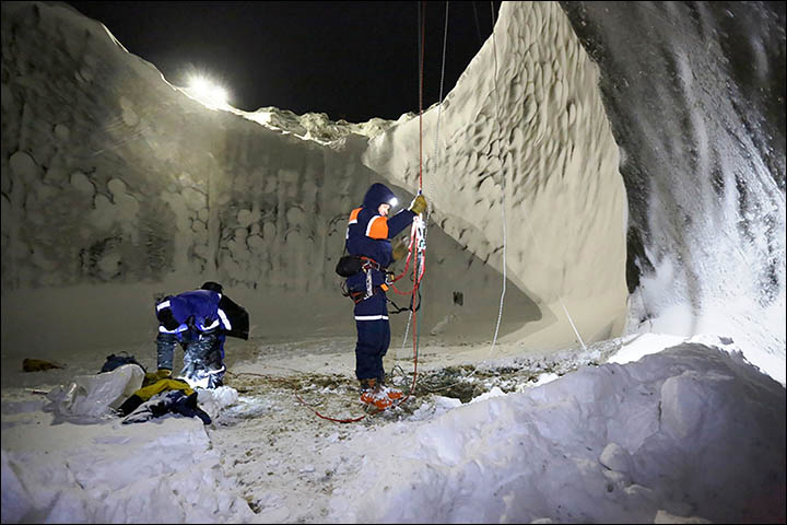 Inside-winter-permafrost-hole-720-pix